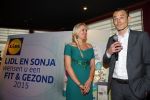 Hoorn 18 december 2014
Presentatie boek Sonja Bakker in de schouwburg van Hoorn.
Jan Reus en hun zoon Bram zijn ook aanwezig. Erik Hogenboom van Lidl