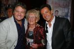 Amsterdam 2 december 2014
CD presentatie Gerard Joling in het conservatorium Hotel. Humberto Tan en Karin Bloemen reiken het eerste exemplaar uit. Gerard met zijn moeder en Rene Froger
