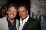 Amsterdam 2 december 2014
CD presentatie Gerard Joling in het conservatorium Hotel. Humberto Tan en Karin Bloemen reiken het eerste exemplaar uit. Gerard met zijn moeder en Rene Froger