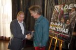 Ridderkerk 10 november 2014
Presentatie Helden met oa Klaasjan Huntelaar met vrouw en kinderen bij v d Valk. Gert Jan Verbeek met Frits Barend