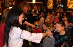 Amersfoort 9 november 2014
Boekpresentatie Dierendorpje door Kim-Lian van der Meij, partner Daniel Gibson en kinderen Sean en Ronja