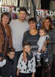 Ridderkerk 10 november 2014
Presentatie Helden met oa Klaasjan Huntelaar met vrouw en kinderen bij v d Valk. Klaasjan met vrouw Maddy kinderen ouders schoonouders en schoonzus