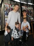 Ridderkerk 10 november 2014
Presentatie Helden met oa Klaasjan Huntelaar met vrouw en kinderen bij v d Valk. Klaasjan met vrouw Maddy kinderen ouders schoonouders en schoonzus