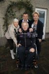 Harderwijk 13 november 2014
Corry Konings reikt de erste cd aan Koos Alberts uit . De presentatie vindt plaats bij Koos thuis in de tuin in aanwezigheid van fans en collega's. koos met joke en kinderen Christa en Dave