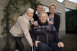 Harderwijk 13 november 2014
Corry Konings reikt de erste cd aan Koos Alberts uit . De presentatie vindt plaats bij Koos thuis in de tuin in aanwezigheid van fans en collega's. koos met joke en kinderen Christa en Dave