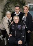Harderwijk 13 november 2014
Corry Konings reikt de erste cd aan Koos Alberts uit . De presentatie vindt plaats bij Koos thuis in de tuin in aanwezigheid van fans en collega's. koos met joke en kinderen Christa en Dave