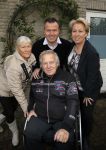 Harderwijk 13 november 2014
Corry Konings reikt de erste cd aan Koos Alberts uit . De presentatie vindt plaats bij Koos thuis in de tuin in aanwezigheid van fans en collega's. koos met joke en kinderen Christa en Dave
