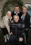 Harderwijk 13 november 2014
Corry Konings reikt de erste cd aan Koos Alberts uit . De presentatie vindt plaats bij Koos thuis in de tuin in aanwezigheid van fans en collega's. koos met joke en kinderen Christa en Dave