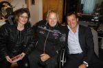 Harderwijk 13 november 2014
Corry Konings reikt de erste cd aan Koos Alberts uit . De presentatie vindt plaats bij Koos thuis in de tuin in aanwezigheid van fans en collega's. John de Bever