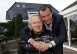 Harderwijk 13 november 2014
Corry Konings reikt de erste cd aan Koos Alberts uit . De presentatie vindt plaats bij Koos thuis in de tuin in aanwezigheid van fans en collega's. John de Bever