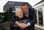 Harderwijk 13 november 2014
Corry Konings reikt de erste cd aan Koos Alberts uit . De presentatie vindt plaats bij Koos thuis in de tuin in aanwezigheid van fans en collega's. John de Bever