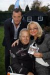 Harderwijk 13 november 2014
Corry Konings reikt de erste cd aan Koos Alberts uit . De presentatie vindt plaats bij Koos thuis in de tuin in aanwezigheid van fans en collega's. John de Bever