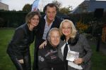 Harderwijk 13 november 2014
Corry Konings reikt de erste cd aan Koos Alberts uit . De presentatie vindt plaats bij Koos thuis in de tuin in aanwezigheid van fans en collega's. John de Bever