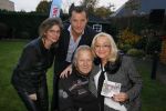 Harderwijk 13 november 2014
Corry Konings reikt de erste cd aan Koos Alberts uit . De presentatie vindt plaats bij Koos thuis in de tuin in aanwezigheid van fans en collega's. John de Bever