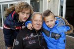Harderwijk 13 november 2014
Corry Konings reikt de erste cd aan Koos Alberts uit . De presentatie vindt plaats bij Koos thuis in de tuin in aanwezigheid van fans en collega's. Koos met kleinkinderen