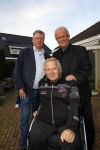 Harderwijk 13 november 2014
Corry Konings reikt de erste cd aan Koos Alberts uit . De presentatie vindt plaats bij Koos thuis in de tuin in aanwezigheid van fans en collega's. koos met Emiel Hartkamp en Leo Lucassen