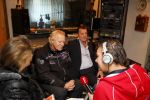 Harderwijk 13 november 2014
Corry Konings reikt de erste cd aan Koos Alberts uit . De presentatie vindt plaats bij Koos thuis in de tuin in aanwezigheid van fans en collega's.