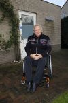 Harderwijk 13 november 2014
Corry Konings reikt de erste cd aan Koos Alberts uit . De presentatie vindt plaats bij Koos thuis in de tuin in aanwezigheid van fans en collega's.