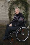 Harderwijk 13 november 2014
Corry Konings reikt de erste cd aan Koos Alberts uit . De presentatie vindt plaats bij Koos thuis in de tuin in aanwezigheid van fans en collega's.