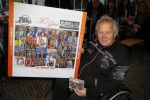 Harderwijk 13 november 2014
Corry Konings reikt de erste cd aan Koos Alberts uit . De presentatie vindt plaats bij Koos thuis in de tuin in aanwezigheid van fans en collega's.