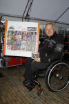 Harderwijk 13 november 2014
Corry Konings reikt de erste cd aan Koos Alberts uit . De presentatie vindt plaats bij Koos thuis in de tuin in aanwezigheid van fans en collega's.