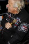 Harderwijk 13 november 2014
Corry Konings reikt de erste cd aan Koos Alberts uit . De presentatie vindt plaats bij Koos thuis in de tuin in aanwezigheid van fans en collega's.