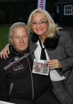 Harderwijk 13 november 2014
Corry Konings reikt de erste cd aan Koos Alberts uit . De presentatie vindt plaats bij Koos thuis in de tuin in aanwezigheid van fans en collega's.