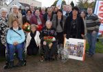 Harderwijk 13 november 2014
Corry Konings reikt de erste cd aan Koos Alberts uit . De presentatie vindt plaats bij Koos thuis in de tuin in aanwezigheid van fans en collega's.
