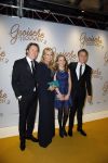 Amsterdam 1 december 2014
Premiere Gooische vrouwen 2 in het nieuwe de la mar met in de hoofdrollen Linda de Mol Lies Visschedijk Tjitske Reijdinga en Susan Visser. Linda met Jeroen Rietbergen en kinderen Noah en Julian