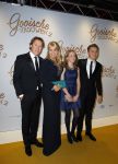 Amsterdam 1 december 2014
Premiere Gooische vrouwen 2 in het nieuwe de la mar met in de hoofdrollen Linda de Mol Lies Visschedijk Tjitske Reijdinga en Susan Visser. Linda met Jeroen Rietbergen en kinderen Noah en Julian