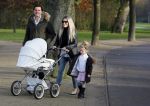 Amsterdam 23 november 2014
Nikkie Plessen en Ruben Bontekoen lopen met hun dochter Jolie en zoontje Alain en hond door het vondelpark.