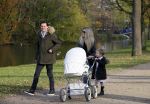 Amsterdam 23 november 2014
Nikkie Plessen en Ruben Bontekoen lopen met hun dochter Jolie en zoontje Alain en hond door het vondelpark.