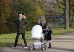 Amsterdam 23 november 2014
Nikkie Plessen en Ruben Bontekoen lopen met hun dochter Jolie en zoontje Alain en hond door het vondelpark.