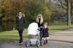 Amsterdam 23 november 2014
Nikkie Plessen en Ruben Bontekoen lopen met hun dochter Jolie en zoontje Alain en hond door het vondelpark.