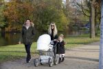 Amsterdam 23 november 2014
Nikkie Plessen en Ruben Bontekoen lopen met hun dochter Jolie en zoontje Alain en hond door het vondelpark.
