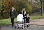 Amsterdam 23 november 2014
Nikkie Plessen en Ruben Bontekoen lopen met hun dochter Jolie en zoontje Alain en hond door het vondelpark.