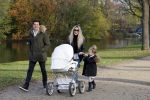 Amsterdam 23 november 2014
Nikkie Plessen en Ruben Bontekoen lopen met hun dochter Jolie en zoontje Alain en hond door het vondelpark.