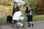 Amsterdam 23 november 2014
Nikkie Plessen en Ruben Bontekoen lopen met hun dochter Jolie en zoontje Alain en hond door het vondelpark.