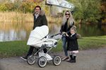 Amsterdam 23 november 2014
Nikkie Plessen en Ruben Bontekoen lopen met hun dochter Jolie en zoontje Alain en hond door het vondelpark.