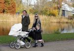 Amsterdam 23 november 2014
Nikkie Plessen en Ruben Bontekoen lopen met hun dochter Jolie en zoontje Alain en hond door het vondelpark.
