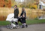 Amsterdam 23 november 2014
Nikkie Plessen en Ruben Bontekoen lopen met hun dochter Jolie en zoontje Alain en hond door het vondelpark.