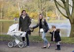 Amsterdam 23 november 2014
Nikkie Plessen en Ruben Bontekoen lopen met hun dochter Jolie en zoontje Alain en hond door het vondelpark.