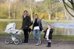 Amsterdam 23 november 2014
Nikkie Plessen en Ruben Bontekoen lopen met hun dochter Jolie en zoontje Alain en hond door het vondelpark.