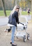 Amsterdam 23 november 2014
Nikkie Plessen en Ruben Bontekoen lopen met hun dochter Jolie en zoontje Alain en hond door het vondelpark.