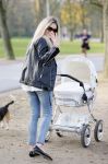 Amsterdam 23 november 2014
Nikkie Plessen en Ruben Bontekoen lopen met hun dochter Jolie en zoontje Alain en hond door het vondelpark.