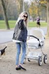 Amsterdam 23 november 2014
Nikkie Plessen en Ruben Bontekoen lopen met hun dochter Jolie en zoontje Alain en hond door het vondelpark.