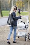 Amsterdam 23 november 2014
Nikkie Plessen en Ruben Bontekoen lopen met hun dochter Jolie en zoontje Alain en hond door het vondelpark.