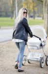 Amsterdam 23 november 2014
Nikkie Plessen en Ruben Bontekoen lopen met hun dochter Jolie en zoontje Alain en hond door het vondelpark.