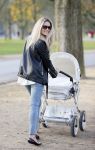 Amsterdam 23 november 2014
Nikkie Plessen en Ruben Bontekoen lopen met hun dochter Jolie en zoontje Alain en hond door het vondelpark.