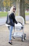 Amsterdam 23 november 2014
Nikkie Plessen en Ruben Bontekoen lopen met hun dochter Jolie en zoontje Alain en hond door het vondelpark.